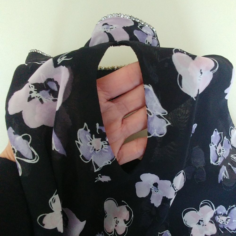 Sleevless blouse - Picture 3 of 3